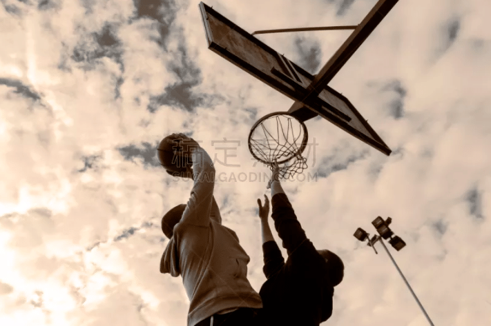 鹈鹕教练：琼斯和普尔的恢复进度相似，我们正让他们尽快归队